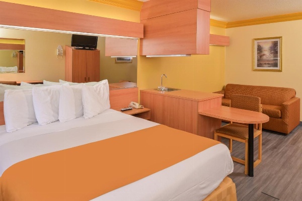 H3 Inn & Suites - LAX Airport - Los Angeles image 1