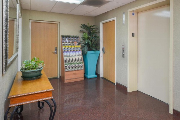 H3 Inn & Suites - LAX Airport - Los Angeles image 5
